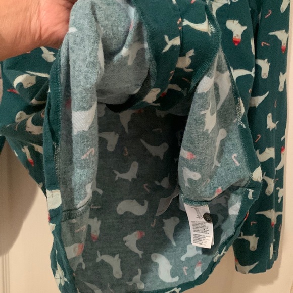 Christmas seal 🦭 pajama top long sleeved seals w hats candy canes used & cute - Picture 16 of 17